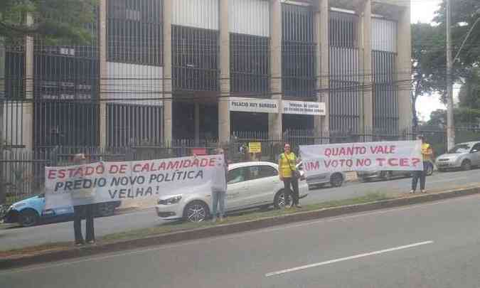 O gasto com a obra foi criticado em faixas na frente do Tribunal(foto: Vem pra rua / Divulgao)