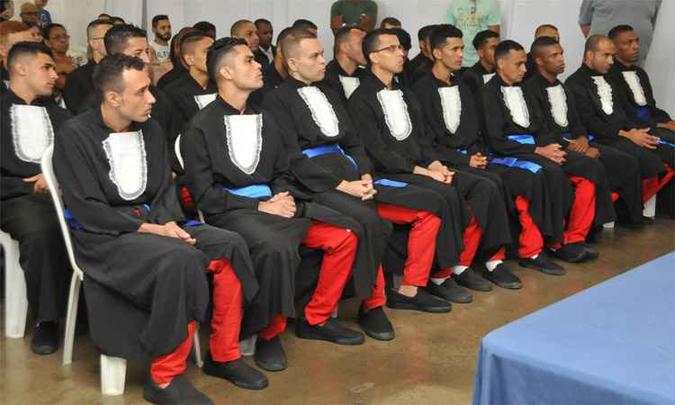 Usando becas sobre o uniforme vermelho do sistema prisional, os detentos foram levados por agentes carcerários (abaixo) para a sala de formatura, onde receberam os diplomas diante de familiares e amigos (foto: Jair Amaral/EM/DA Press) Usando becas sobre o uniforme vermelho do sistema prisional, os detentos foram levados por agentes carcerários (abaixo) para a sala de formatura, onde receberam os diplomas diante de familiares e amigos (foto: Jair Amaral/EM/DA Press)
