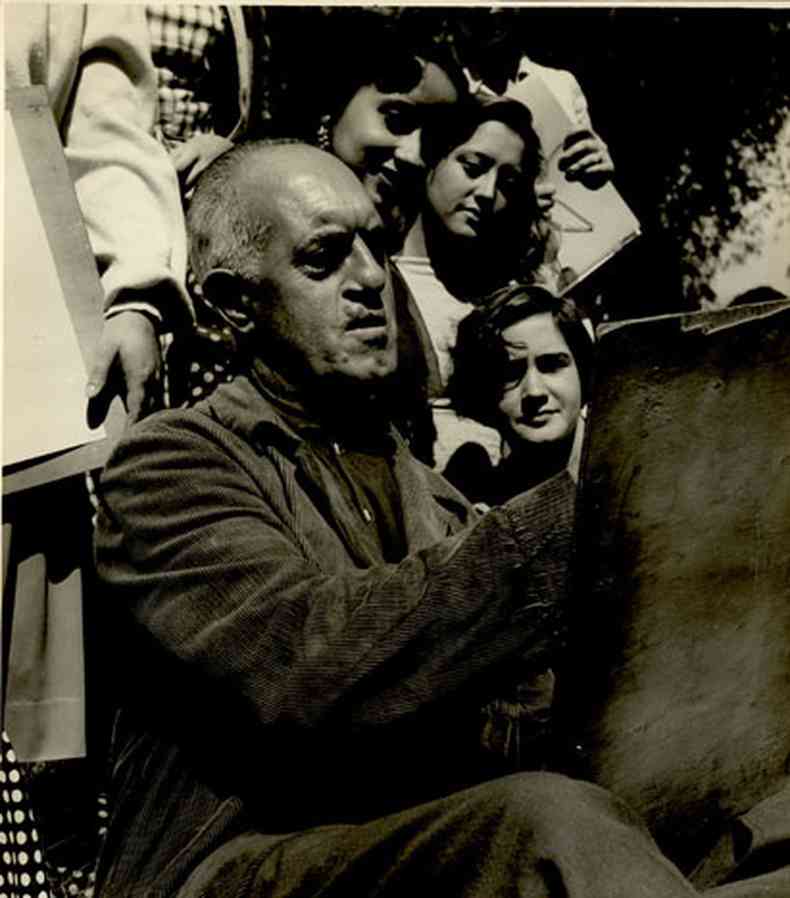 O pintor e professor Alberto da Veiga Guignard, em foto de 1956, ministrando aulas de pintura no Parque Municipal: celeiro de nomes na arte mineira(foto: Eugnio Silva/O Cruzeiro/Arquivo EM )