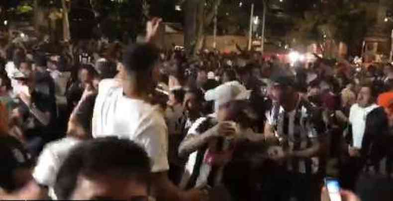 Sem mscaras, alvinegros formaram multides em bares da Avenida Silviano Brando, em BH(foto: Twitter/reproduo)