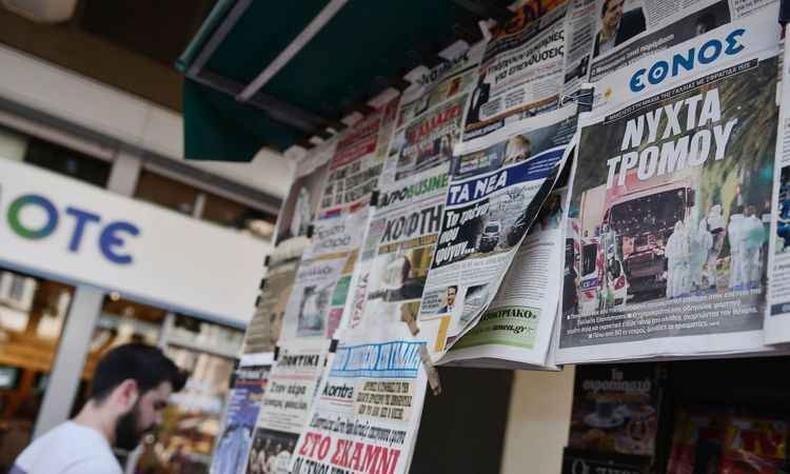 Imprensa destaca o atentado que deixou ao menos 84 mortos em Nice(foto: AFP / LOUISA GOULIAMAKI ) Imprensa destaca o atentado que deixou ao menos 84 mortos em Nice(foto: AFP / LOUISA GOULIAMAKI )