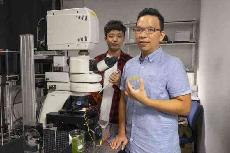 O professor Chen Yu-Cheng (D) e o doutorando Yuan Zhiyi no laboratrio da NTU: busca por fontes sustentveis eficientes