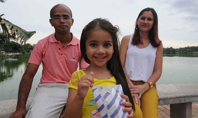 A dona de casa Elenice de Oliveira se vestiu de branco para ver o espetáculo na lagoa com o marido, Élcio Miranda, e a filha, Raquel Vitória(foto: Túlio Santos/EM/D. A. Press) A dona de casa Elenice de Oliveira se vestiu de branco para ver o espetáculo na lagoa com o marido, Élcio Miranda, e a filha, Raquel Vitória(foto: Túlio Santos/EM/D. A. Press)