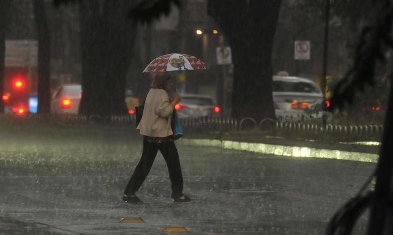 Imagem de uma pessoa andando sob a chuva em Belo Horizonte