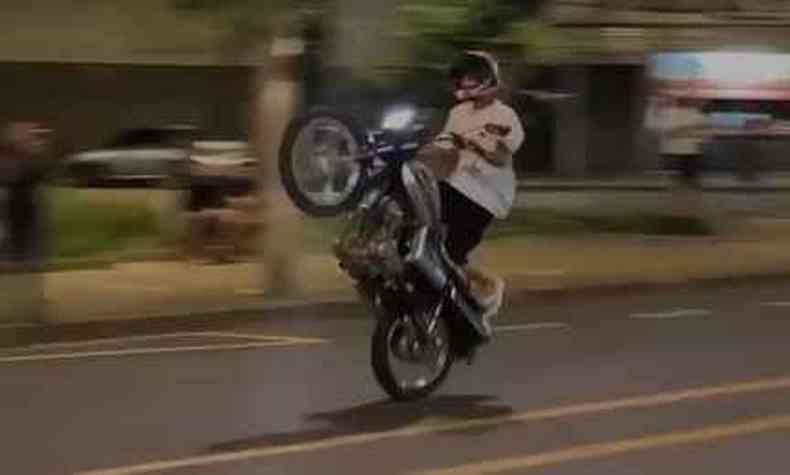 Um motociclista empina sua motocicleta na Avenida Brasil, em alta velocidade. Dois motociclistas foram presos na ao da PM(foto: Reproduo/Redes Sociais)