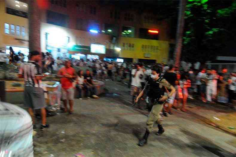 Polcia Militar precisou agir aps torcedores soltarem bombas na Avenida Silviano Brando, na Zona Leste de Belo Horizonte