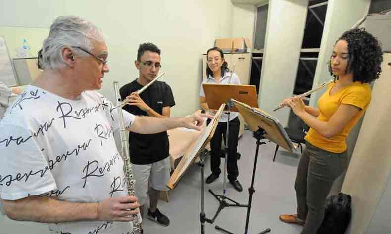 Mauro Rodrigues d aula de flauta no curso da UFMG(foto: Juarez Rodrigues/EM/D.A.Press)