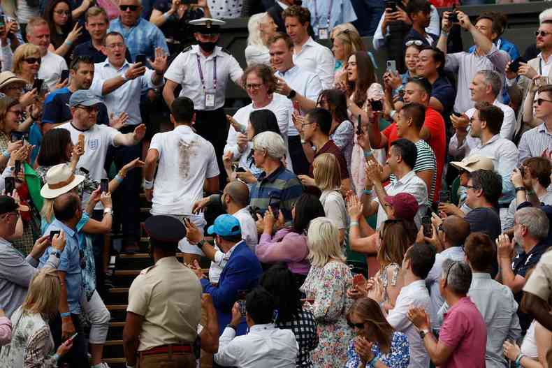 Novak Djokovic passou no meio do pblico aps ser campeo em Wimbledon(foto: / AFP / Adrian DENNIS)