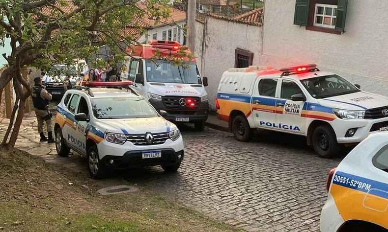 viaturas da Polcia Militar e Samu na porta da casa onde mulher foi esfaqueada por marido em Ouro Preto
