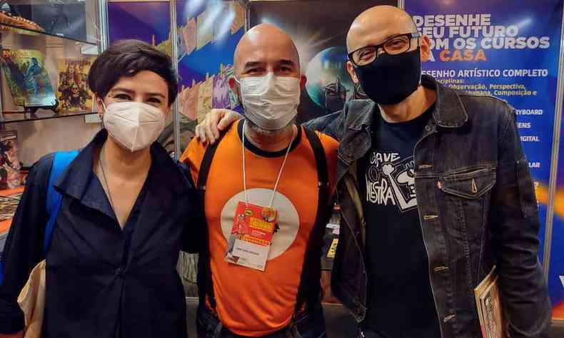 Fernanda Takai, Cristiano Seixas e John Ulhoa no estande da Casa dos Quadrinhos, no Festival Internacional de Quadrinhos