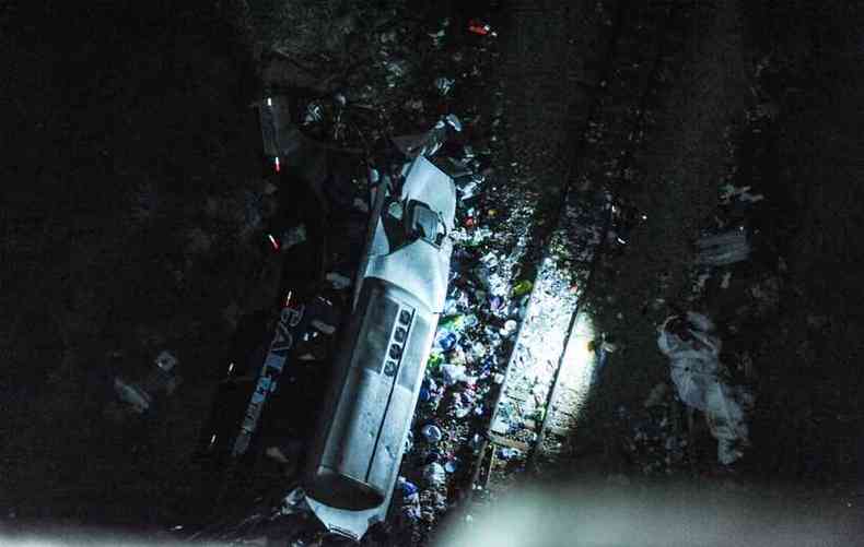 nibus caiu de uma altura de 35 metros, de acordo com peritos da Polcia Civil(foto: Leandro Couri/EM/D.A Press)