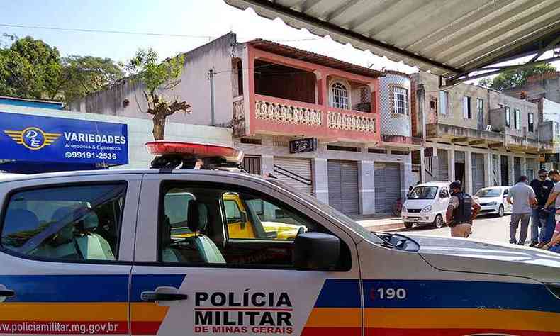 A Polcia Militar e a Polcia Civil ficaram na porta da casa do vereador durante grande parte da manh(foto: Tim Filho/EM/DA. Press)