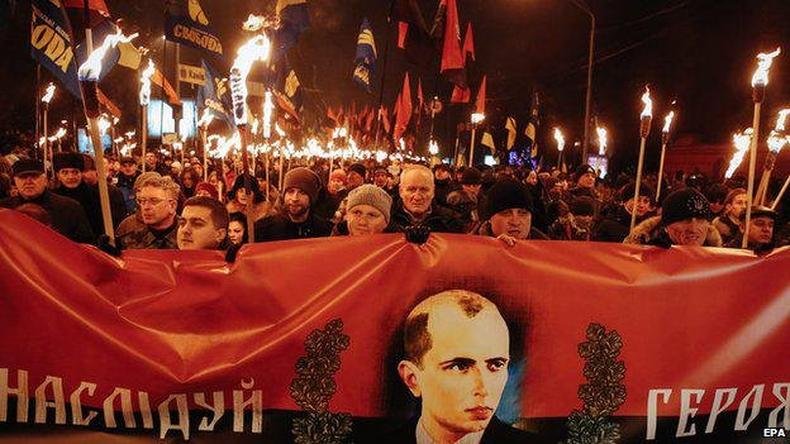 Manifestação de ucranianos de extrema direita em Kiev, em 2015, com a bandeira de nacionalista ucraniano Stepan Bandera, que colaborou com nazistas(foto: EPA) Manifestação de ucranianos de extrema direita em Kiev, em 2015, com a bandeira de Stepan Bandera