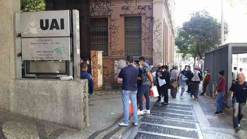 Na manh desta quarta -feira j houve formao de fila sem respeito ao distanciamento social em frente a unidade do UAI praa 7(foto: Foto: Edsio Ferreira EM/DA Press)