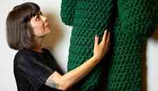 Daniela Schneider aborda o luto e a fora da vida com esculturas de croch