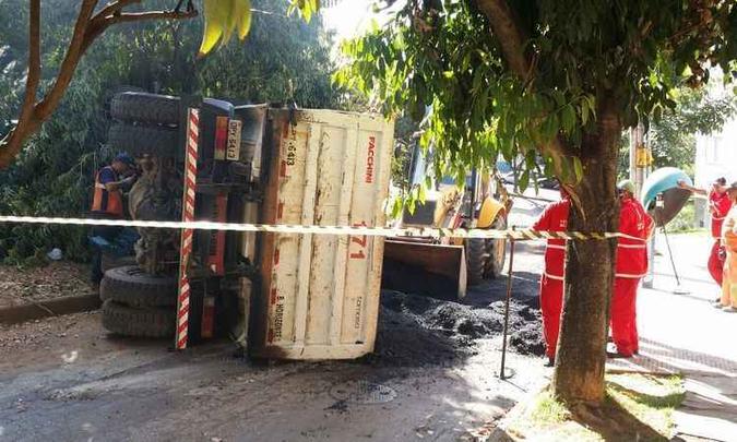 Acidente ocorreu por volta das 9h30, quando o veículo perdeu o freio na descida da avenida(foto: Juarez Rodrigues/EM/D.A Press. ) Acidente ocorreu por volta das 9h30, quando o veículo perdeu o freio na descida da avenida(foto: Juarez Rodrigues/EM/D.A Press. )