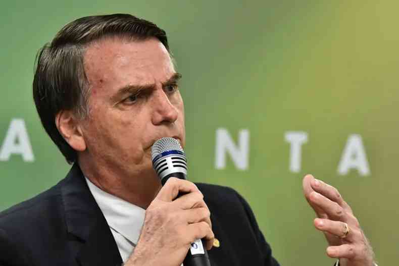 Bolsonaro fala ao microfone