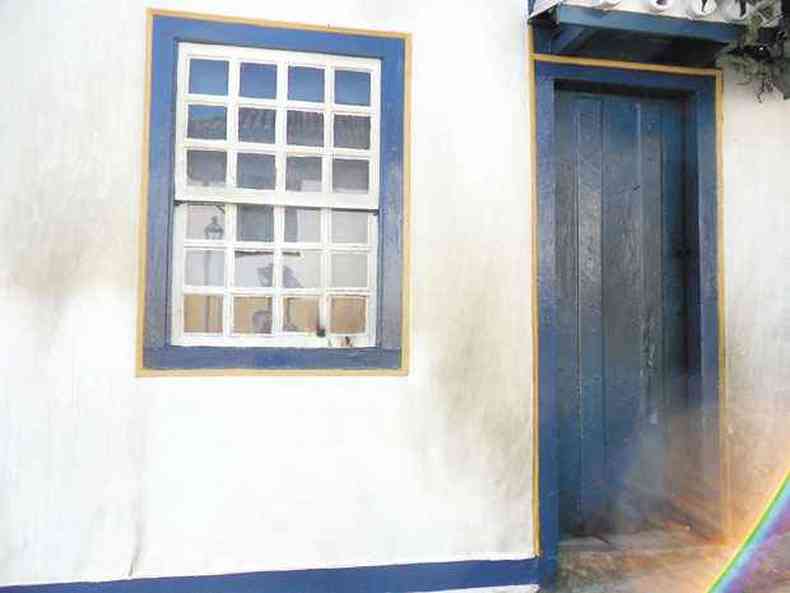 Chamas danificaram a porta do imvel(foto: Casa de Juscelino/Divulgao )