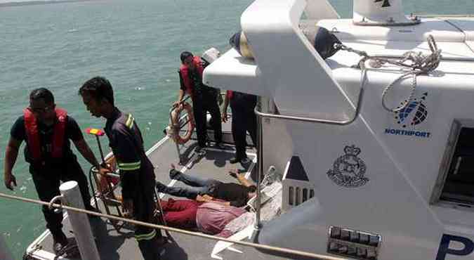 Policiais martimos malaios encontram mais dois corpos. Falta de nmero oficial dificulta buscas(foto: AFP PHOTO / Malaysian Maritime Enforcement)