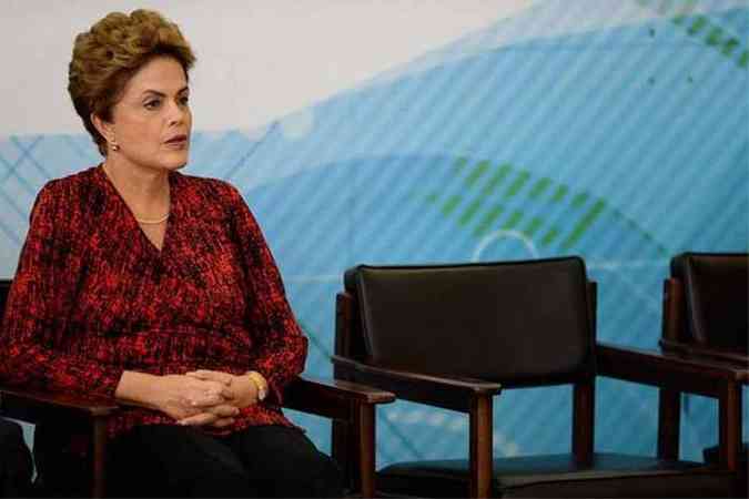 ara especialistas, Dilma est tentando se adequar  poltica brasileira (foto: Andressa Anholete/AFP)