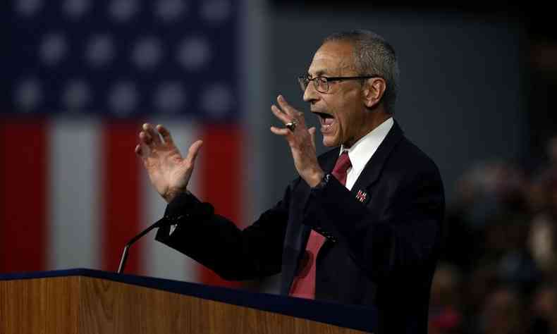 John Podesta fez um pequeno discurso no lugar de Hillary Clinton(foto: WIN MCNAMEE )