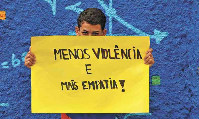 Aluno da Escola Estadual Professor Affonso Neves, no Bairro São Francisco, em BH, carrega cartaz contra a violência nas escolas do Brasil 