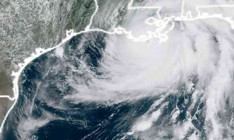 Chuvas de 25 a 46 cm so esperadas no sul da Louisiana at a segunda-feira(foto: NOAA/GOES/AFP)