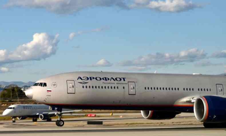 Avio da companhia area russa Aeroflot decola do Aeroporto Internacional de Los Angeles em 22 de fevereiro de 2022