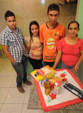 Com filhos e genro, a faxineira Neide Maria trocou de marcas nos supermercados para manter suas compras(foto: CRISTINA HORTA/EM/D.A PRESS)