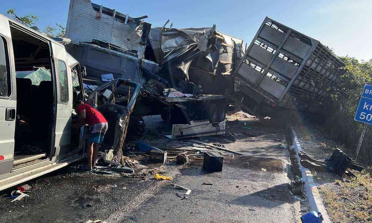 BR-251 é liberada 14h após acidente que deixou oito mortos no Norte de Minas